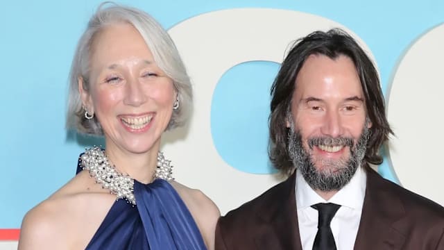 来看Keanu Reeves和女友浪漫牵手溜冰！