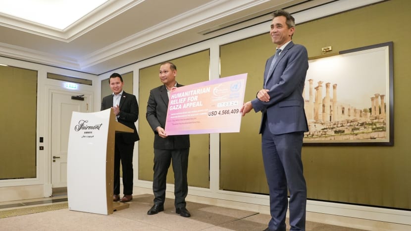 RLAF serah cek pengumpulan dana bernilai $6.1 juta kepada UNRWA