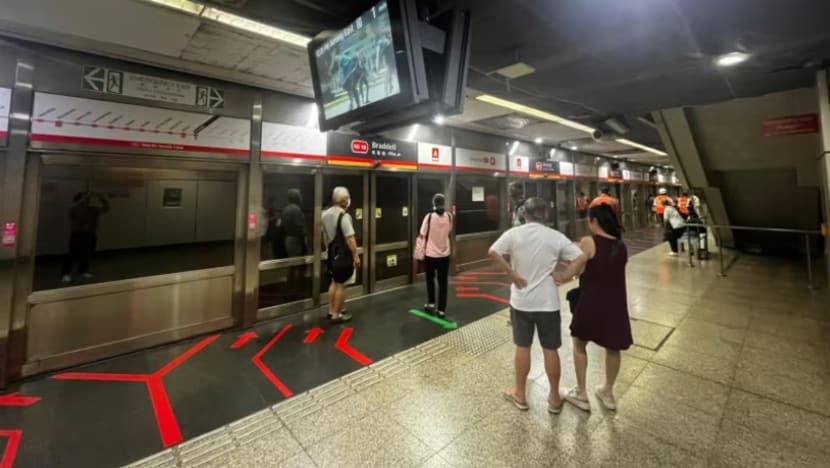 Pintu platform jatuh ke landasan stesen MRT Braddell; kelengahan di Laluan Utara-Selatan