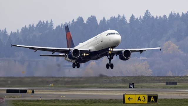 紧急迫降俄圣彼得堡机场 空巴客机滑出跑道险酿祸