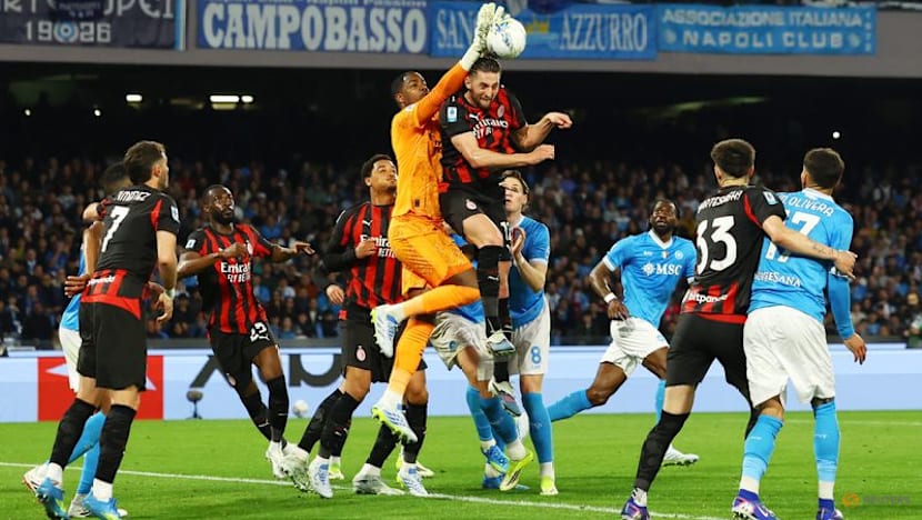 Napoli edge Milan to keep Serie A title hopes alive
