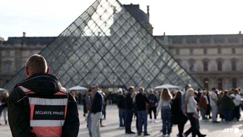 Louvre reopens after jewel heist, Macron orders tighter security Louvre reopens after jewel heist, Macron orders tighter security