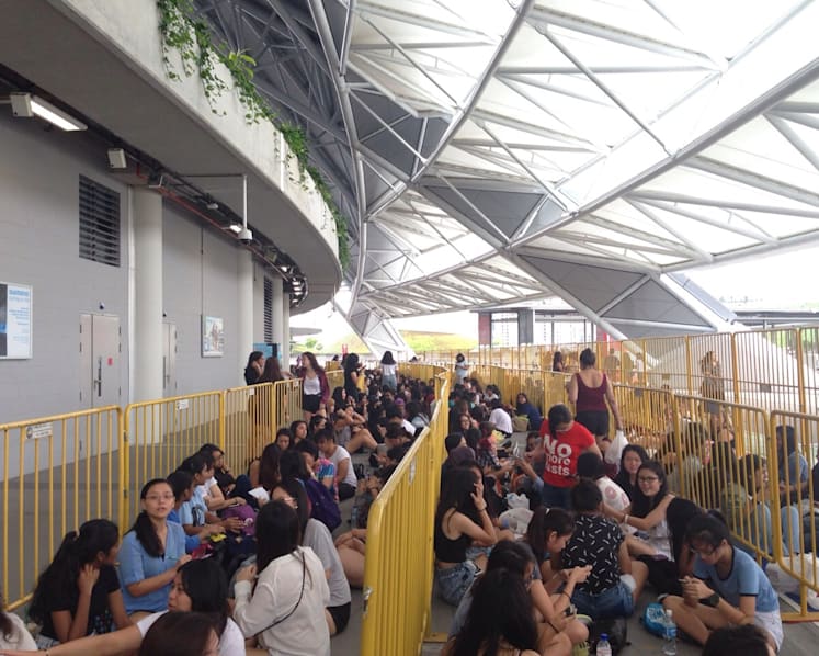 Fans queue up early ahead of One Direction concert