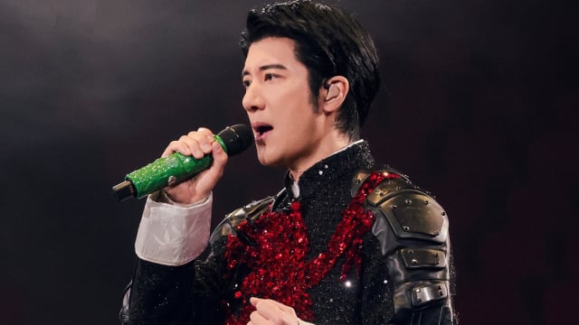 王力宏险跌落舞台引粉丝担忧，经纪人发声道歉！