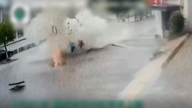 中国小孩点鞭炮扔下水道引发爆炸 多个井盖被炸飞