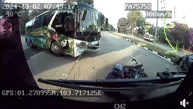 旅巴从小路冲出大路 祸及一汽车一摩托车