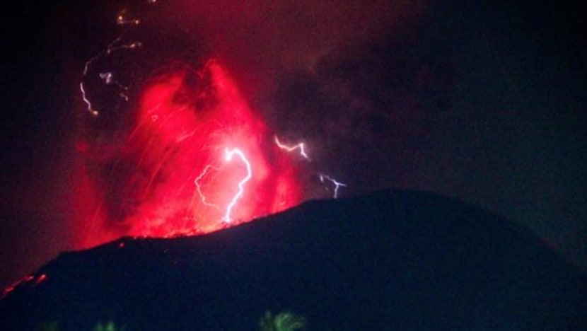 Kembali mengamuk, Gunung Ibu muntahkan lava pijar sejauh 800 meter