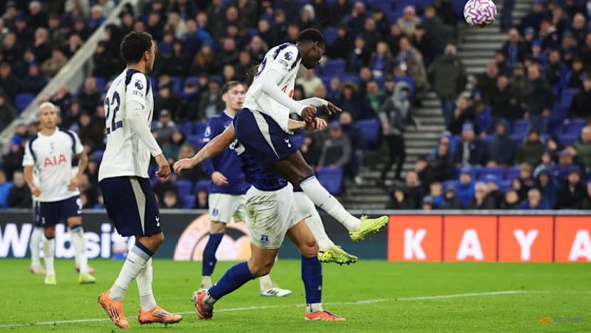 Arsenal go clear after win over Palace, Man City slip up at Villa