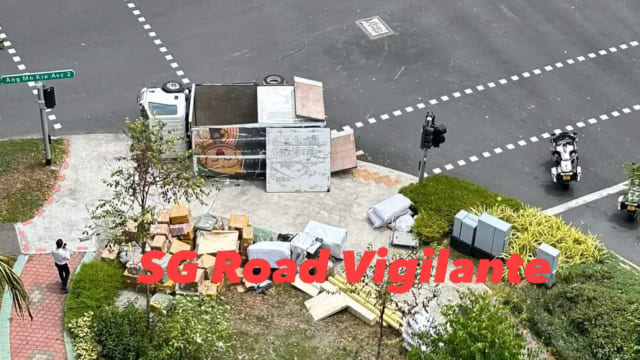 罗厘宏茂桥路段翻覆 大批包裹散落一地