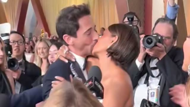 Halle Berry抓住Adrien Brody“报仇”献吻，重现两人22年前奥斯卡经典画面！