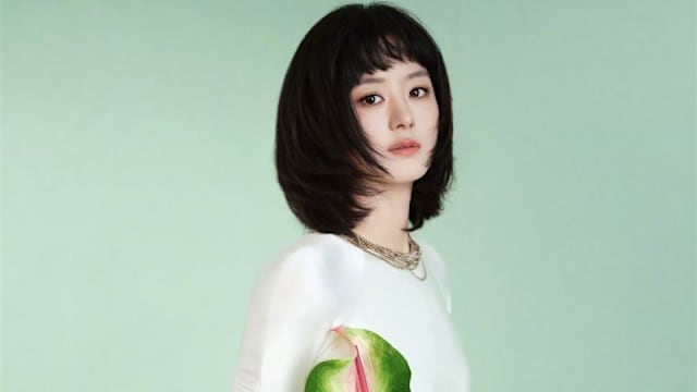 剪去长发搭配齐眉刘海，赵丽颖全新造型清新亮相