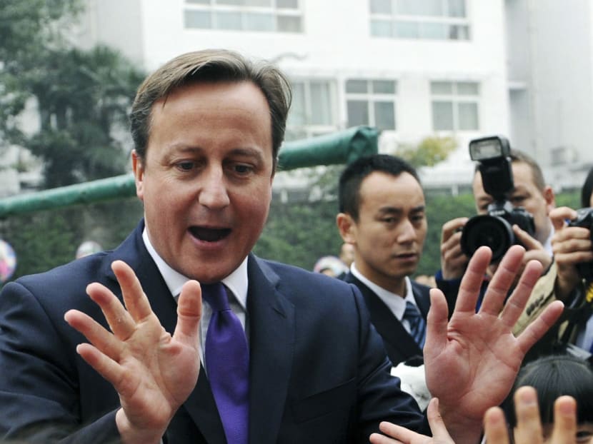 British Prime Minister David Cameron visits a primary school in Chengdu in southwest China's Sichuan province Wednesday Dec 4, 2013. Photo: AP