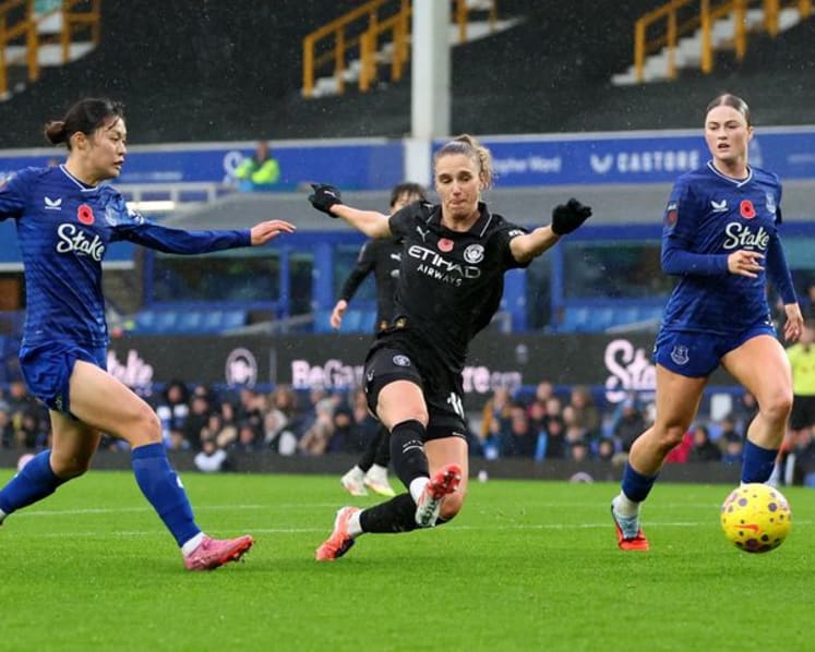Man City women climb past Chelsea to first in WSL table