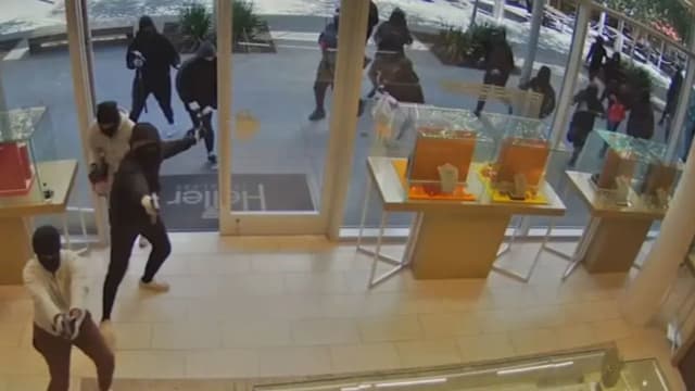 约25名抢匪闯入美国珠宝店 洗劫129万元珠宝