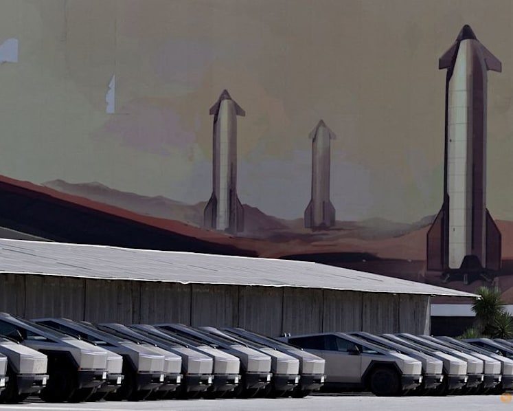 SpaceX's satellite ambitions squeeze out rivals reliant on its rockets