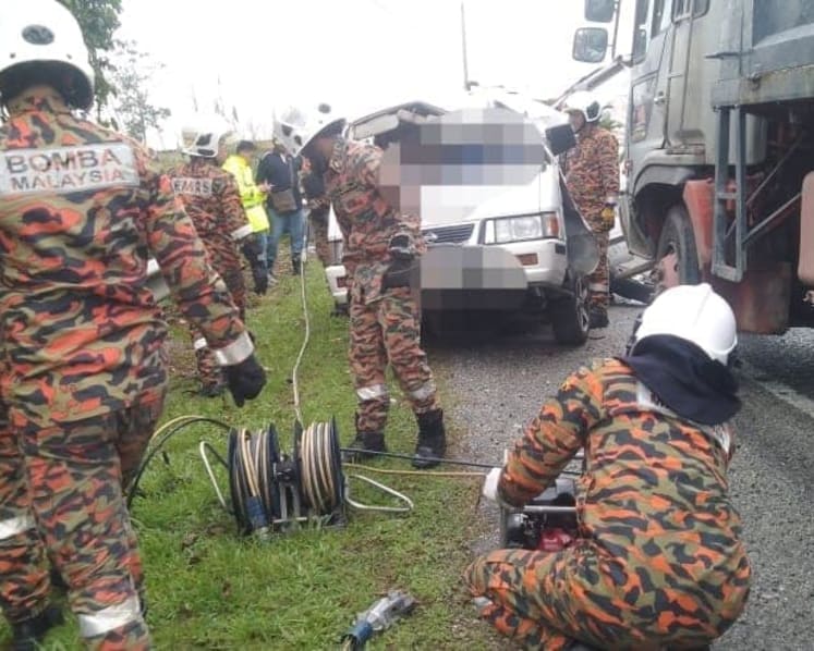 Johor road accident: Singaporean man seriously injured after van crashes into lorry in Mersing 