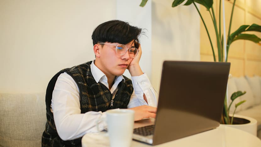 Fenomena job hugging: Bertahan di pekerjaan meski sudah lelah, karena cari kerja baru lebih lelah lagi