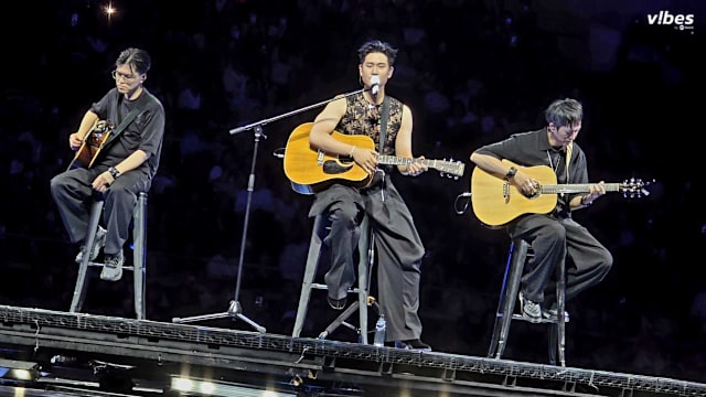 最幸运的粉丝！周兴哲演唱会现场亲签专辑