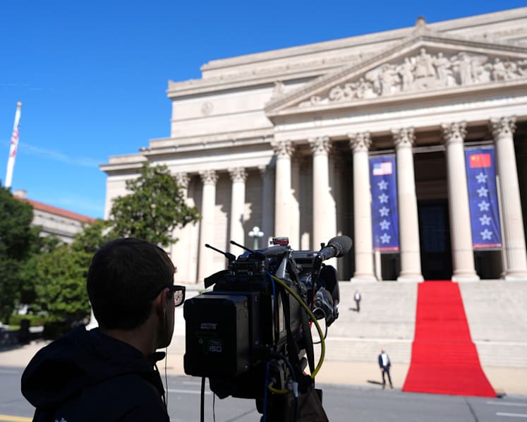 TV networks resume covering White House as press access fight continues TV networks resume covering White House as press access fight continues