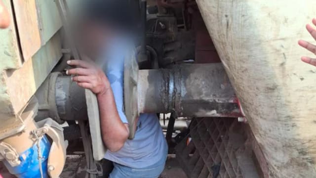 火车突然后退 印度铁路工人惨被夹毙