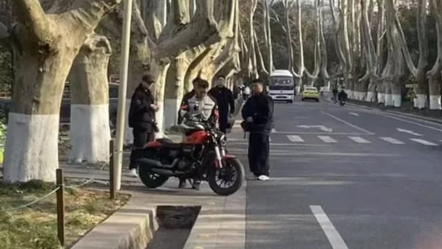 警察没有“心太软”，任贤齐骑电单车违规被开罚单