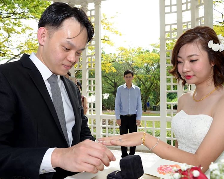 After online infamy, wedding photographer apologises for ‘terrible photos’