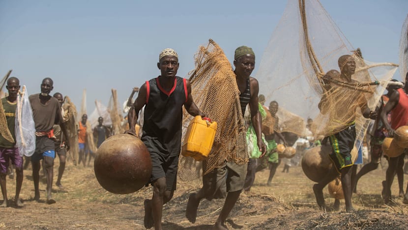 மீன் பிடிக்கும் விழா....எங்கே?