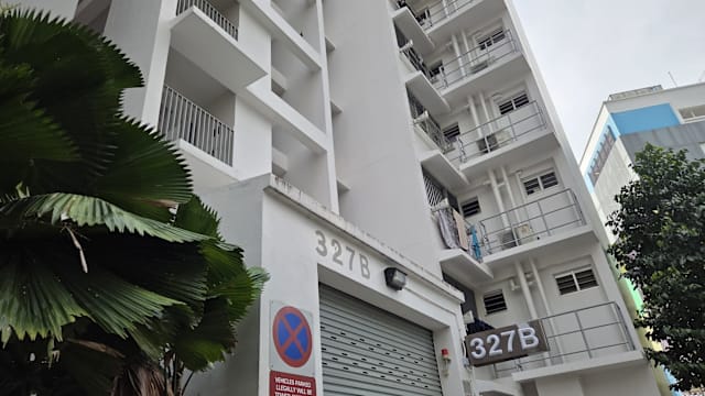 榜鹅组屋疑似噪音扰邻事件 记者上门遇妇女持香念咒