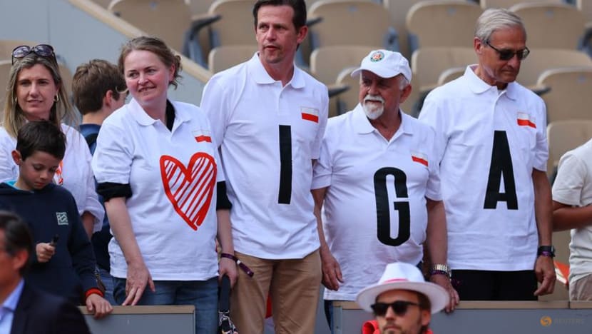 Four-time champion Swiatek crushes Raducanu to book French Open third round spot