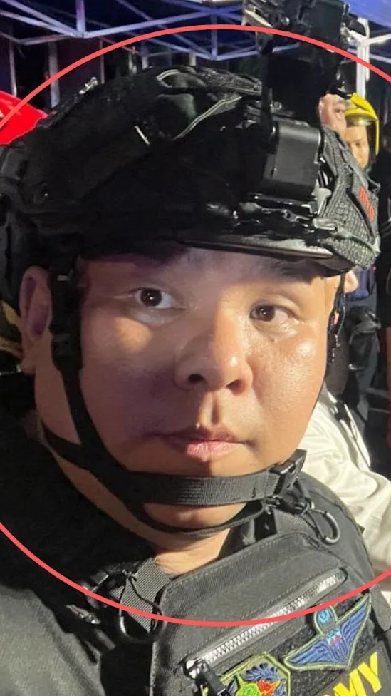 男子穿军服站泰相旁