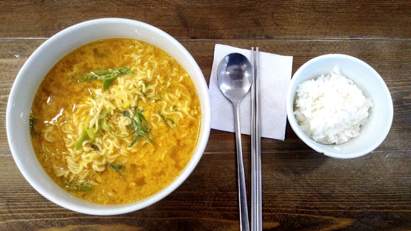 Bahaya di balik kebiasaan makan mi instan campur nasi