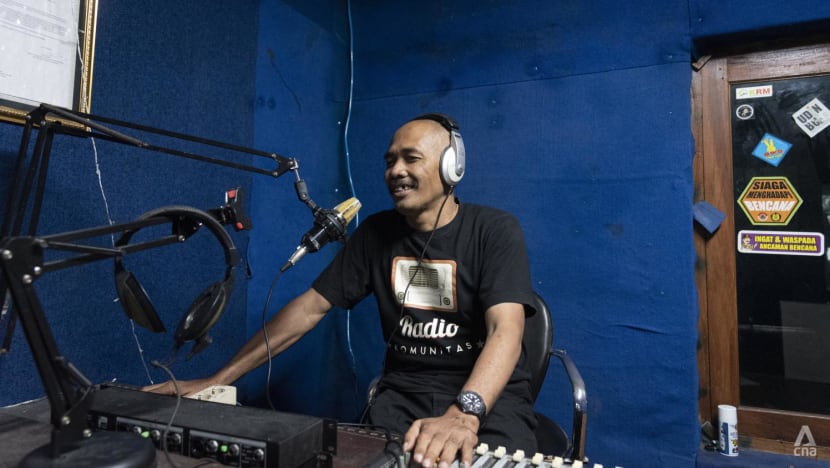 Batu membara dan awan panas: Radio komunitas sajikan informasi penting seputar Merapi Batu membara dan awan panas: Radio komunitas sajikan informasi penting seputar Merapi