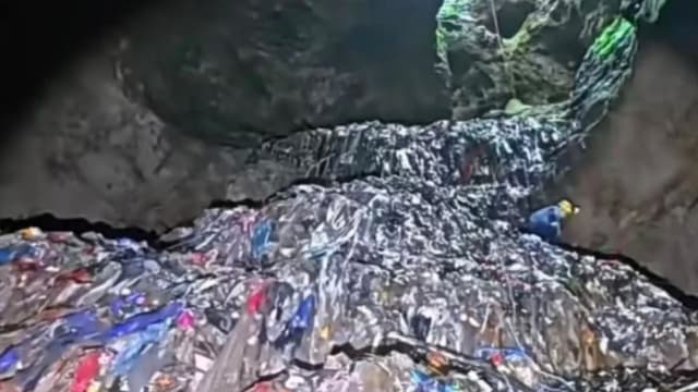 张家界一溶洞垃圾堆至七层楼高 垃圾已被清理干净