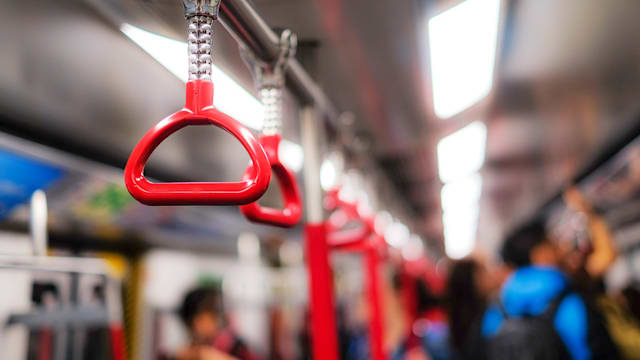 港女地铁晕倒醒来坚持上班 网心酸：社畜还是奴隶？