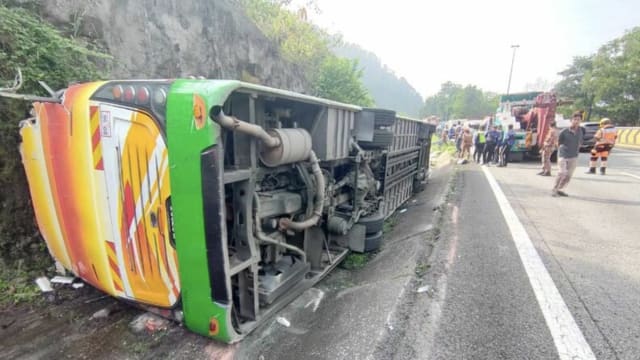 遭失控车辆前后撞击 马国旅游巴士翻覆酿21人伤