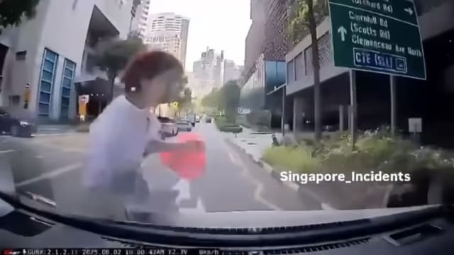 冲出马路被车撞飞 26岁女子送院
