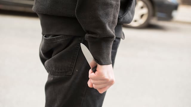 偷岳母珠宝典当还用刀划伤妻子 男子被判监打鞭