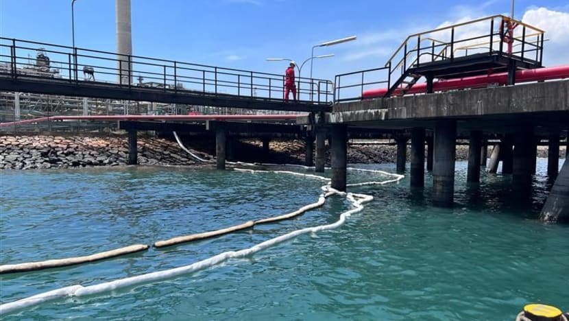 Suspected oil leak at Shell's refinery at Pulau Bukom; containment measures taken to prevent spread Suspected oil leak at Shell's refinery at Pulau Bukom; containment measures taken to prevent spread