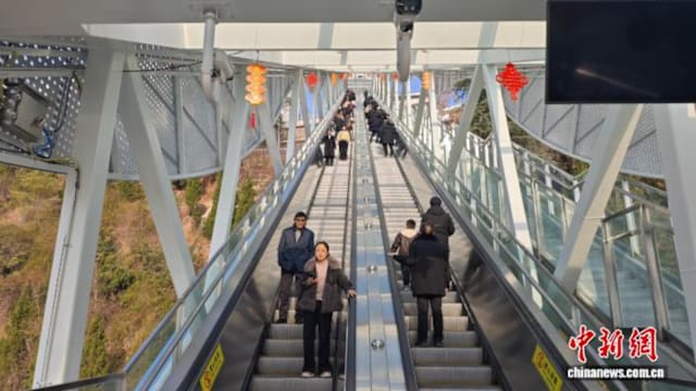 全球最长户外扶梯在重庆 约80层楼高