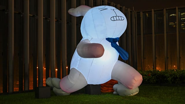 “星期一的布鲁斯”中秋装置登场，5只巨型“厌世兔兔”诉尽上班族心声