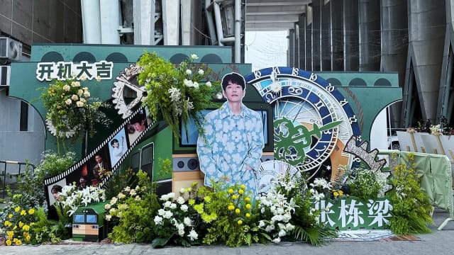 张栋樑回归拍戏粉丝献花墙应援　网民吓傻直呼：怪怪的！