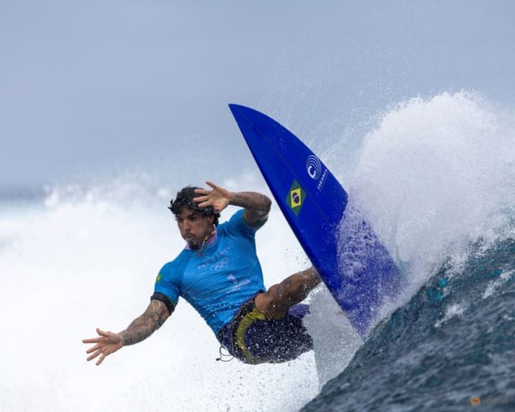 Surfing-Old guard trio back to challenge young guns as elite world tour returns