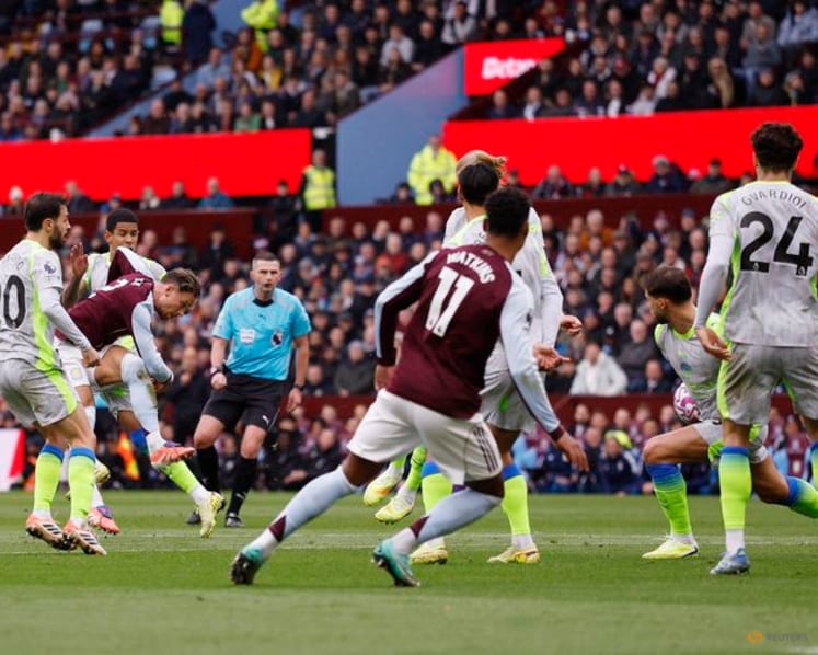 Arsenal go clear after win over Palace, Man City slip up at Villa