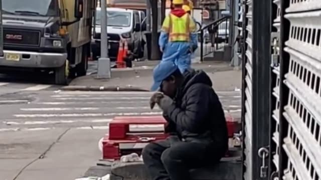 男子纽约街头吃死老鼠 啃食前先剥皮