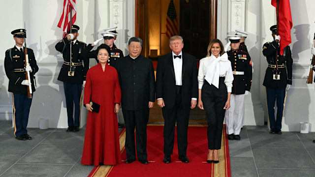 习近平伉俪出席白宫国宴 特朗普夫妇迎接
