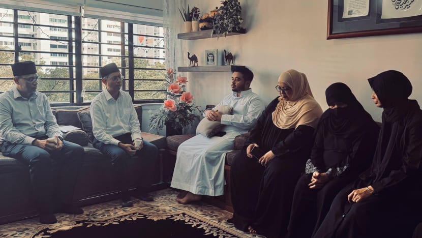 Ketua Eksekutif MUIS santuni keluarga Almarhum Syed Isa Semait, tokoh penyatu umat Islam SG