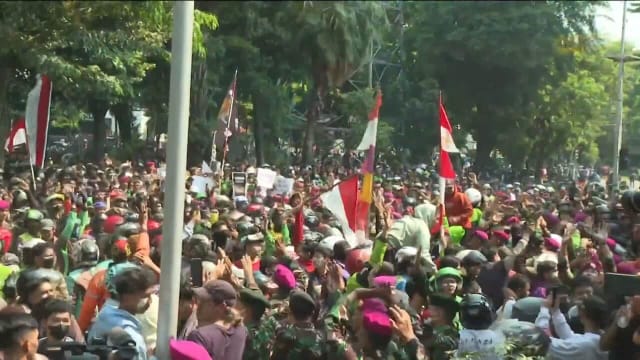 共享摩托车司机遭警队车辆碾毙 印尼多个城市爆发示威