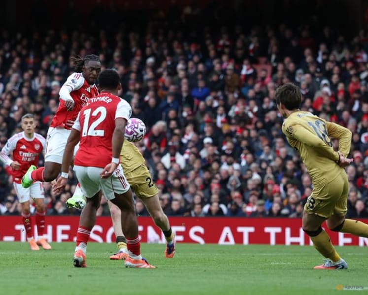 Arsenal go clear after win over Palace, Man City slip up at Villa