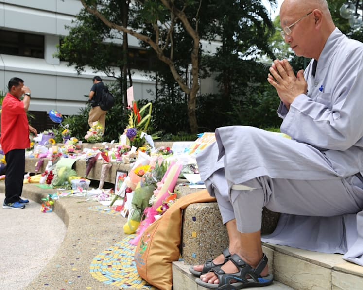 SGH sets up area for public to leave well-wishes and flowers for Mr Lee Kuan Yew