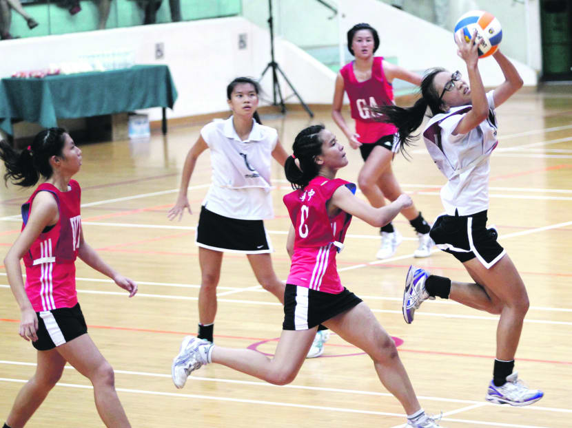 ACJC (white) and Hwa Chong Institution (red) were locked in a highly physical contest in the ‘A’ division netball final. Photo: Wee Teck Hian